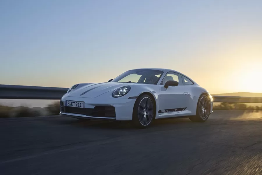 O Porsche 911 Carrera T chega ao mercado com versões Coupé e Cabriolet, voltadas para os entusiastas de carros esportivos. Com transmissão manual de seis marchas, o modelo prioriza desempenho e leveza.