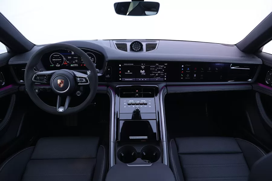 O interior do novo Panamera foi modernizado, com um cockpit que mistura controles digitais e analógicos. O painel de instrumentos curvo e o sistema de infotainment são os destaques internos.