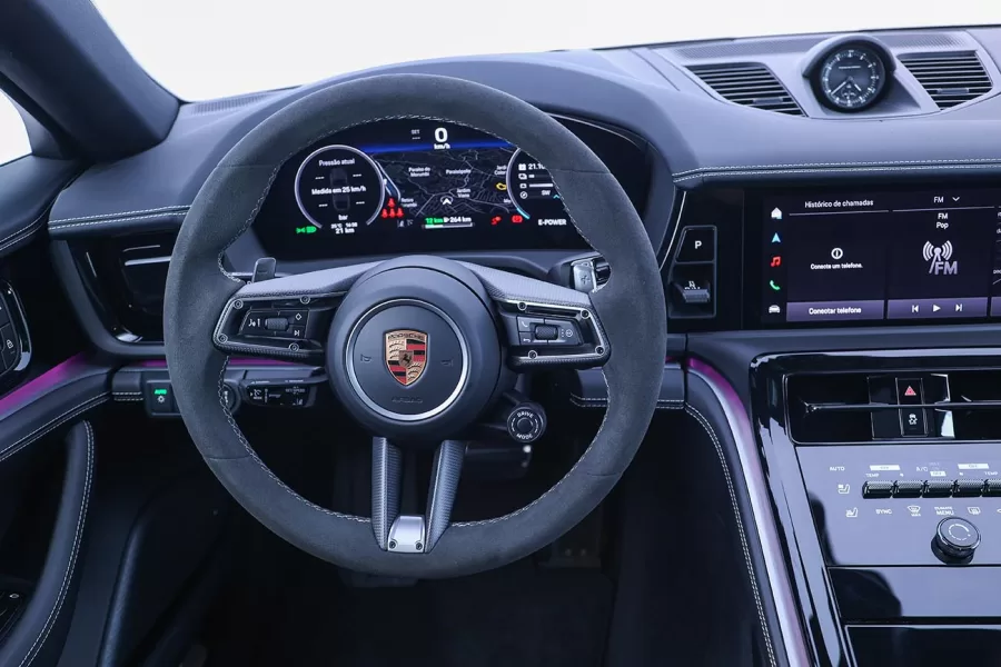 A Porsche também aprimorou os sistemas de assistência ao motorista, oferecendo maior segurança e conveniência. O modelo traz conectividade com Apple CarPlay® e Android Auto de série.