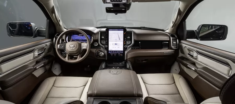 O interior da Ram 1500 2025 foi modernizado, com uma tela multimídia de 14,5 polegadas, sistema de som de 900 watts e painel digital. Conectividade e conforto são os focos dessa nova versão.