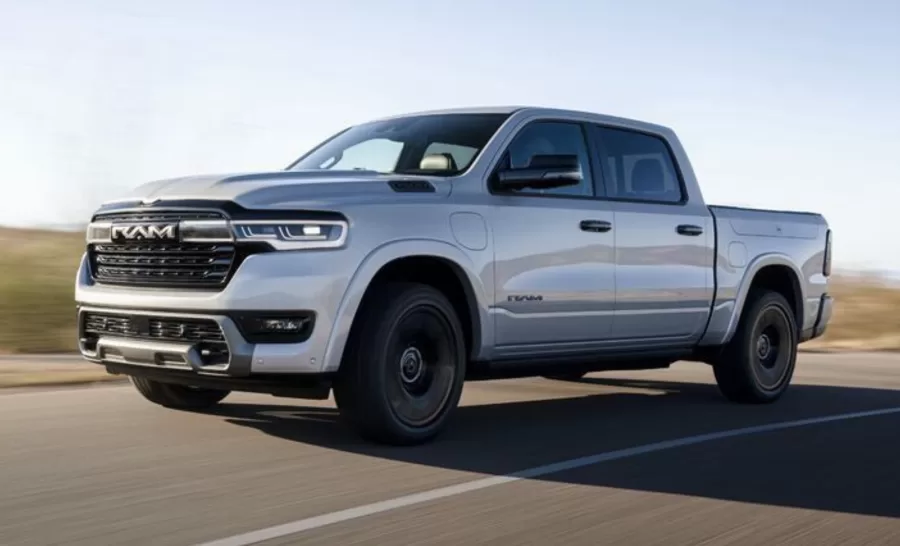 A Stellantis confirmou que a nova geração da RAM 1500 terá versões híbridas. No mercado americano, a versão Ramcharger, com motor V6 e dois motores elétricos, já oferece até 1.100 km de autonomia.