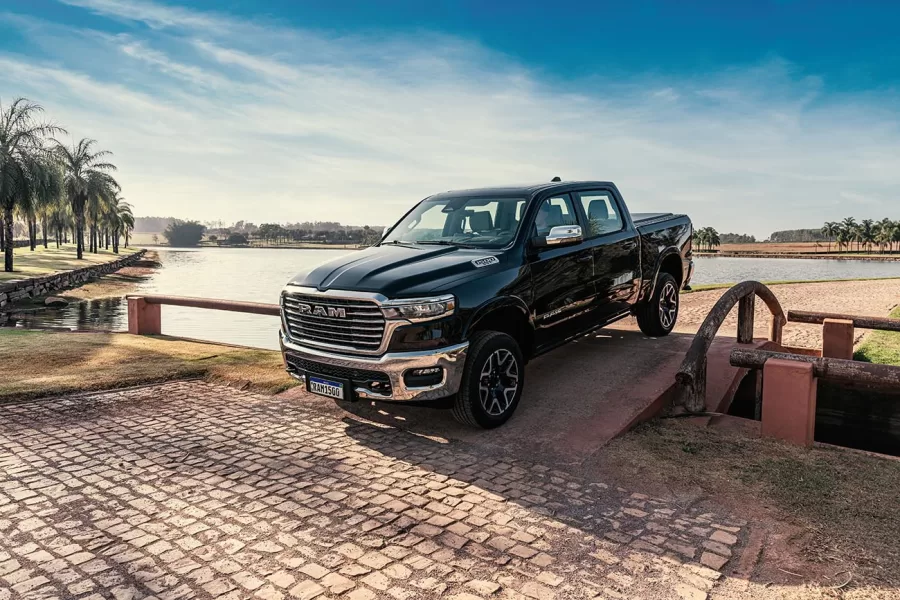 Ram 1500: Com motor Hurricane 6 biturbo de 426 cv e central multimídia de 14,5", a nova Ram 1500 conquistou mais de 55% dos emplacamentos de picapes grandes a gasolina.