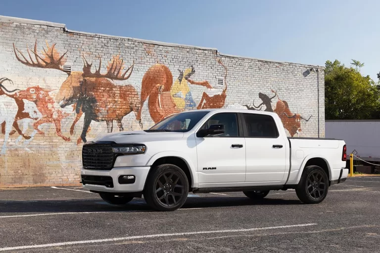 Nova Ram 1500 2025 chega ao mercado brasileiro em duas versões, Laramie e Laramie Night Edition; confira preços e fotos