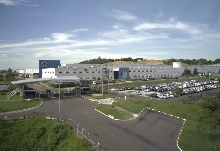 Volkswagen celebra 20 anos do maior centro de peças da América Latina com investimentos no futuro