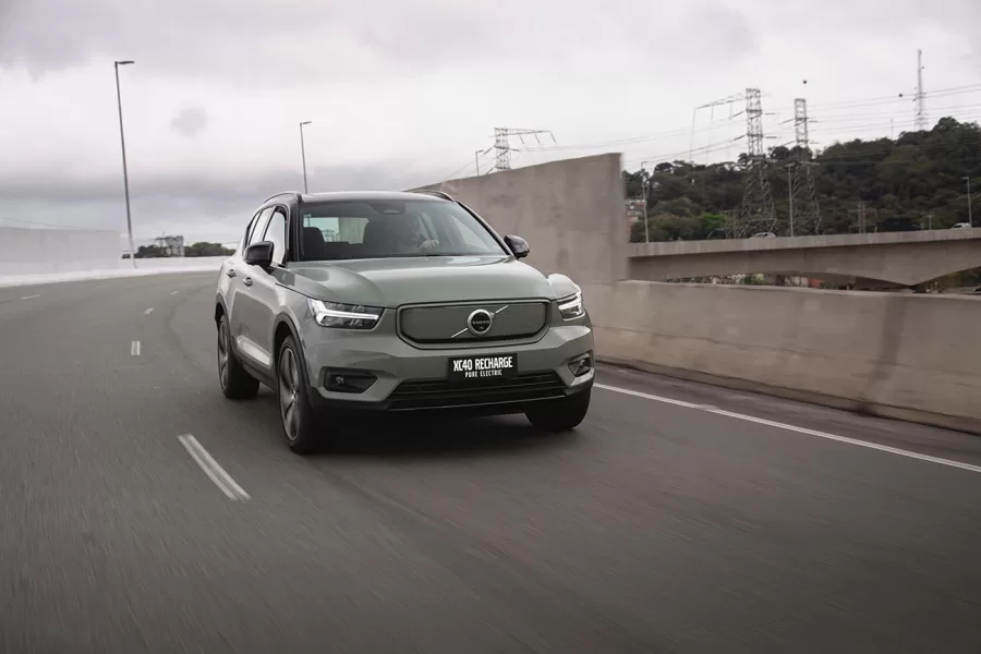 A Volvo renomeou seus modelos elétricos no Brasil: o XC40 agora é EX40 e o C40 passou a ser EC40. A mudança segue a padronização global para identificar veículos totalmente elétricos.