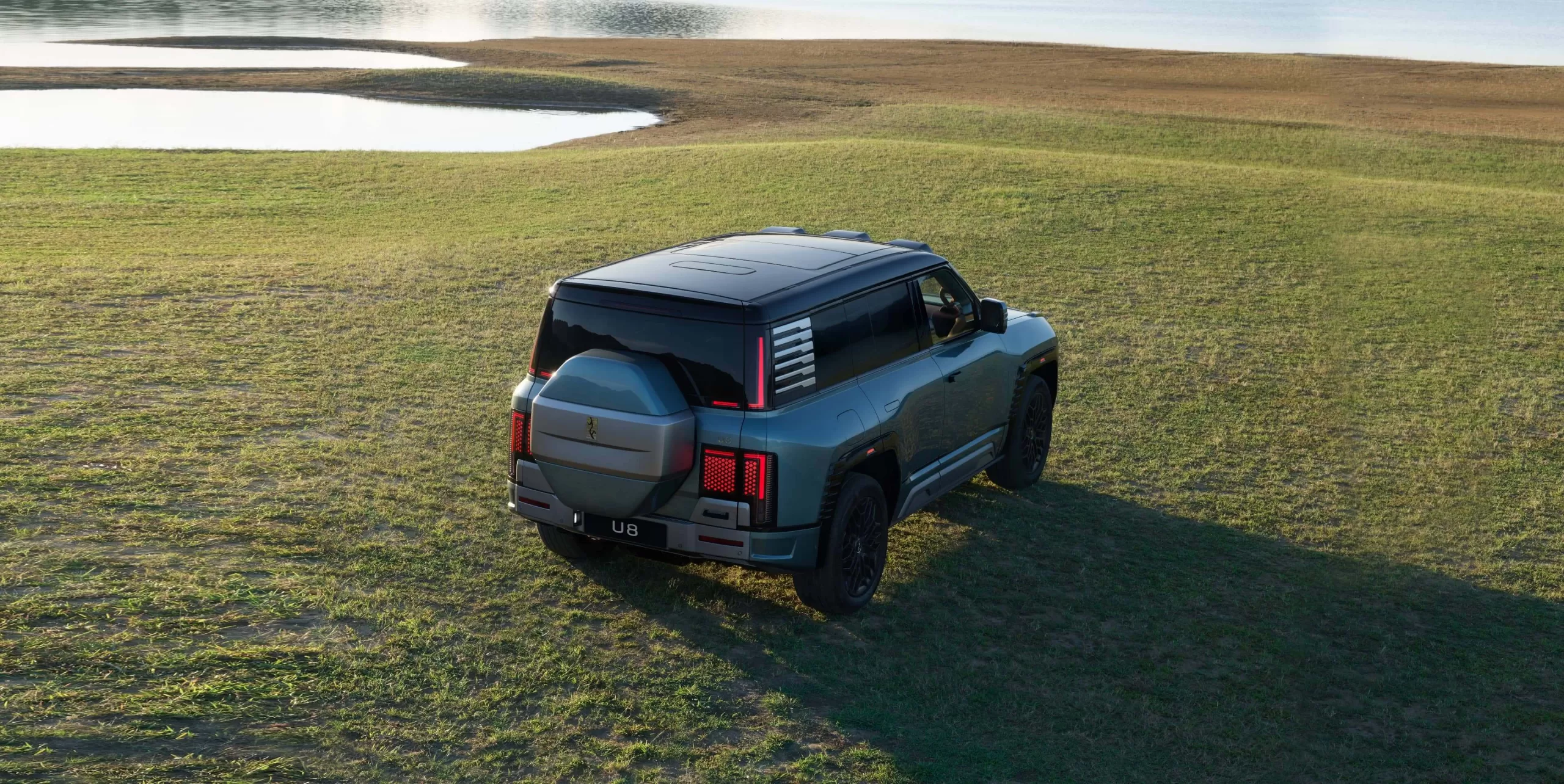 Imagine acelerar um SUV desse tamanho e chegar aos 100 km/h em apenas 3,6 segundos, graças aos 1.197 cv e aos 130 kgfm de torque entregues pelo conjunto híbrido.