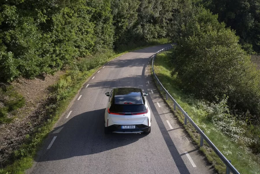 A versão topo de linha do Zeekr X possui dois motores, tração integral e 428 cv de potência, alcançando 0 a 100 km/h em apenas 3,7 segundos, com uma autonomia de 304 km, conforme o ciclo Inmetro.