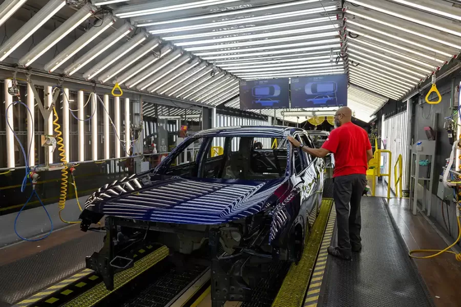 Técnicos da Nissan operam o sistema AUTIS na fábrica de Smyrna, nos Estados Unidos.