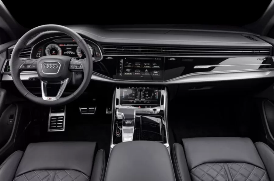 As tecnologias do Audi Q8 incluem câmera 360 graus, controle de cruzeiro adaptativo e Park Assist Plus. O sistema MMI oferece navegação integrada e som Bang & Olufsen com 17 alto-falantes.