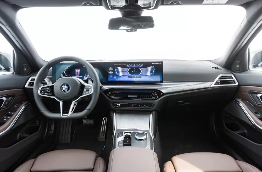 Internamente, o 320i M Sport conta com volante esportivo de base achatada, sistema BMW Live Cockpit Professional com telas de 12,3” e 14,9” e conectividade avançada com BMW ConnectedDrive.