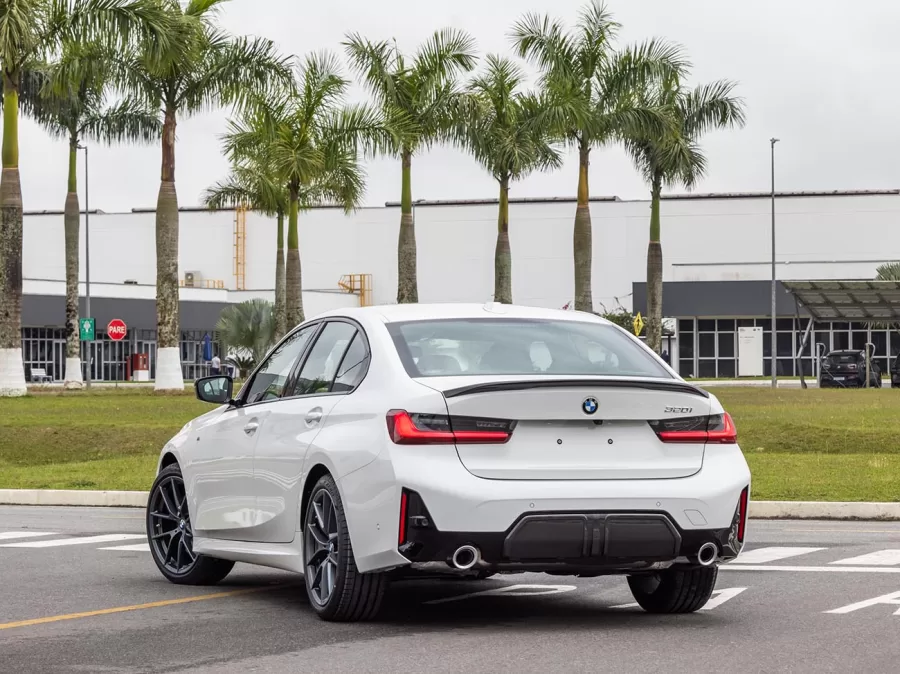 O assistente pessoal inteligente da BMW pode ser ativado por comando de voz, permitindo o controle de diversas funções do veículo e conectividade com assistentes virtuais como a Amazon Alexa.