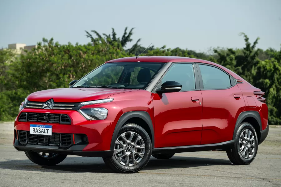 O Citroën Basalt chega ao Brasil com preços a partir de R$ 89.990, destacando-se como o SUV turbo automático mais acessível. Com design robusto e inspirado em Coupes, o modelo promete unir estilo e funcionalidade.