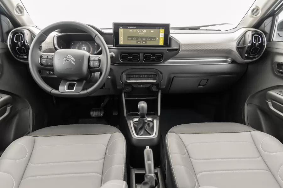 O interior do Citroën Basalt foi pensado para proporcionar conforto aos ocupantes. Com capacidade para até cinco adultos, o modelo oferece espaço interno amplo e tecnologias avançadas.