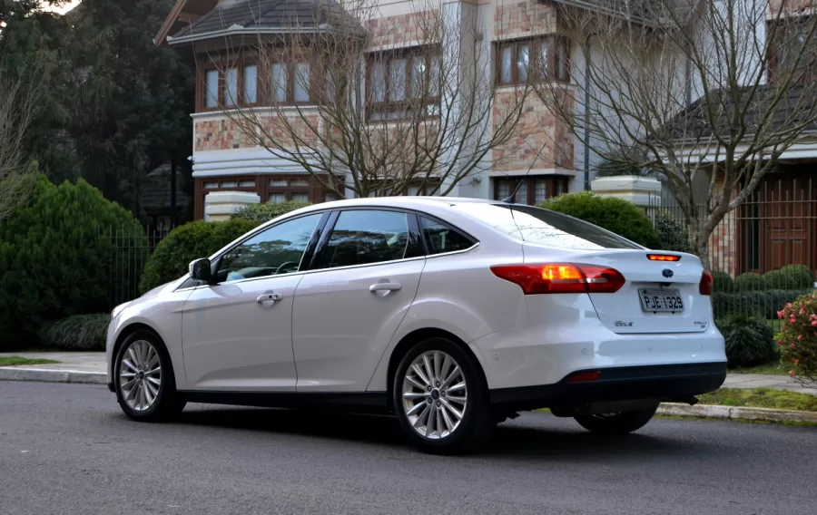 Ford Focus Fastback 2019, motor 2.0 aspirado, câmbio automatizado de seis marchas, seis airbags, central multimídia de 9 polegadas e ajuste de altura dos faróis. Espaçoso e seguro.