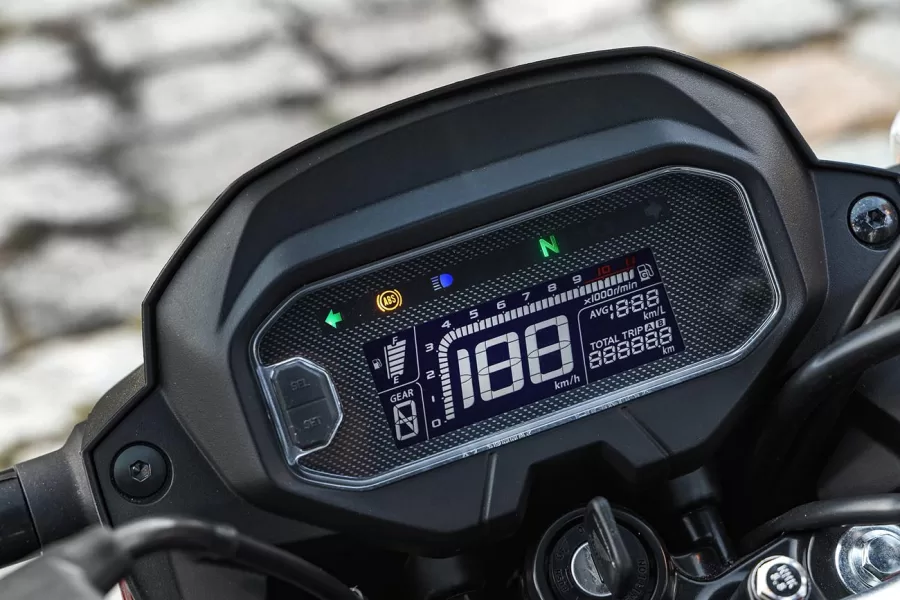 O painel de instrumentos digital, presente em todas as versões, inclui um indicador de marcha e computador de bordo. Esses recursos tornam a pilotagem mais prática e informativa para o motociclista.