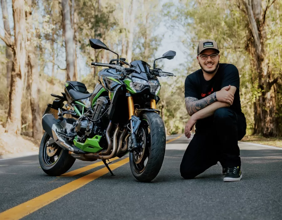 A Kawasaki escolheu Rodolfinho da Z como embaixador por sua influência no mundo das motos, buscando fortalecer sua presença entre o público jovem e apaixonado pelas duas rodas.