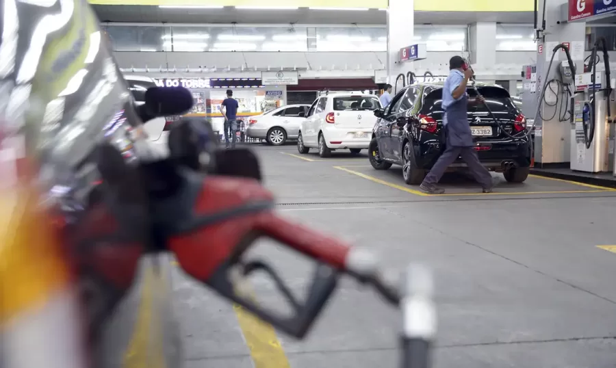 O governo brasileiro aprovou uma nova lei que permitirá aumentar a mistura de etanol na gasolina de 27% para até 35%, como parte de uma iniciativa de mobilidade verde e sustentabilidade no setor automotivo - Foto: Marcello Casal jr/Agência Brasil