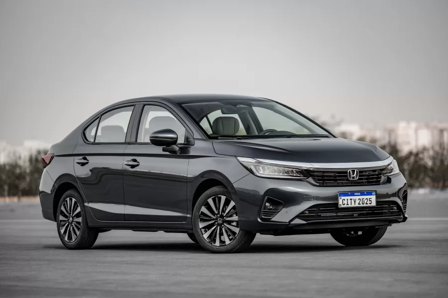 O Honda City Sedan conta com 519 litros no porta-malas e uma versão até R$ 120 mil com motor 1.5 e câmbio CVT, equipada com multimídia Apple CarPlay.