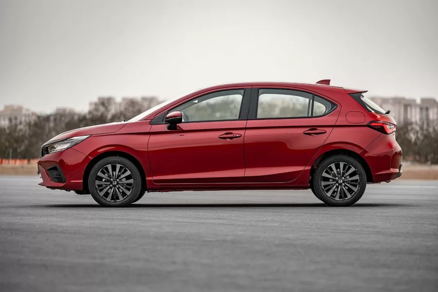 O Honda City Hatch 2025 chega com visual esportivo, para-choque arrojado e acabamento em Black Piano. Ideal para quem busca estilo e personalidade em um hatch compacto.