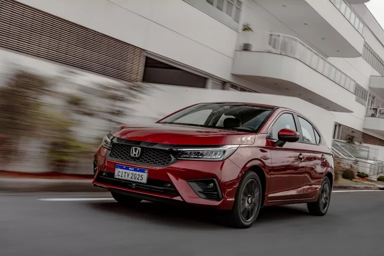 Honda City EX 2025 traz consumo eficiente, novos recursos e preço alto na linha renovada