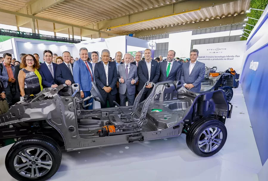 A Stellantis apresentou ao Presidente Lula a tecnologia Bio-Hybrid, que combina eletrificação e motores flex movidos a etanol. O evento ocorreu durante o "Liderança Verde Brasil Expo", em Brasília.