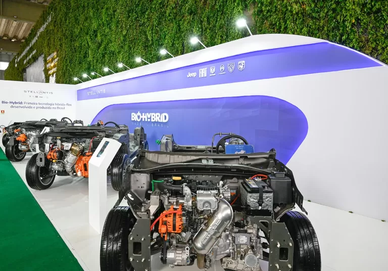 Lula conhece nova tecnologia Bio-Hybrid da Stellantis em evento sobre sustentabilidade