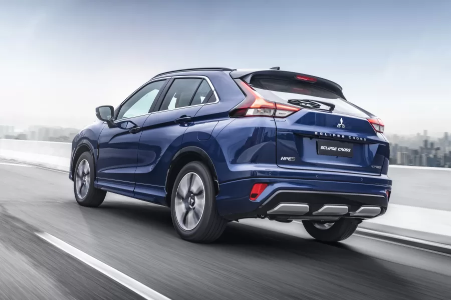 O Mitsubishi Eclipse Cross, com 473 litros de capacidade no porta-malas, oferece bom espaço de carga, combinando versatilidade em um SUV de porte médio.