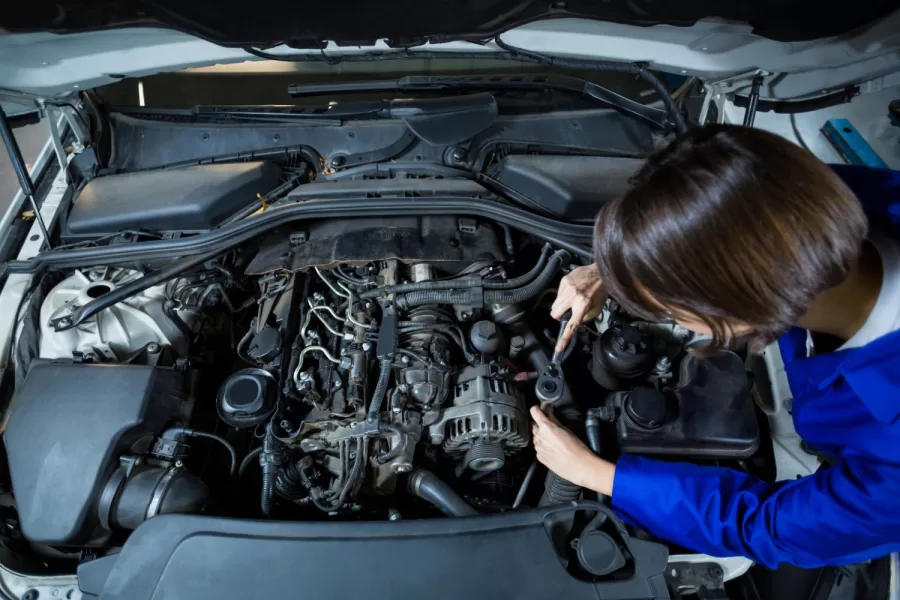 A cilindrada de um motor mede o volume deslocado pelos pistões, enquanto a potência refere-se à capacidade de gerar trabalho. Embora correlacionadas, vários fatores influenciam o desempenho do motor.