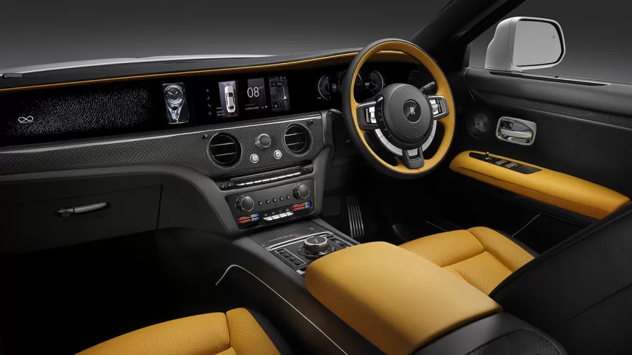 No interior, a Rolls-Royce incorporou a fibra de carbono técnica em um design tridimensional, criando uma estética detalhada e sofisticada, feita para agradar os olhares mais exigentes.