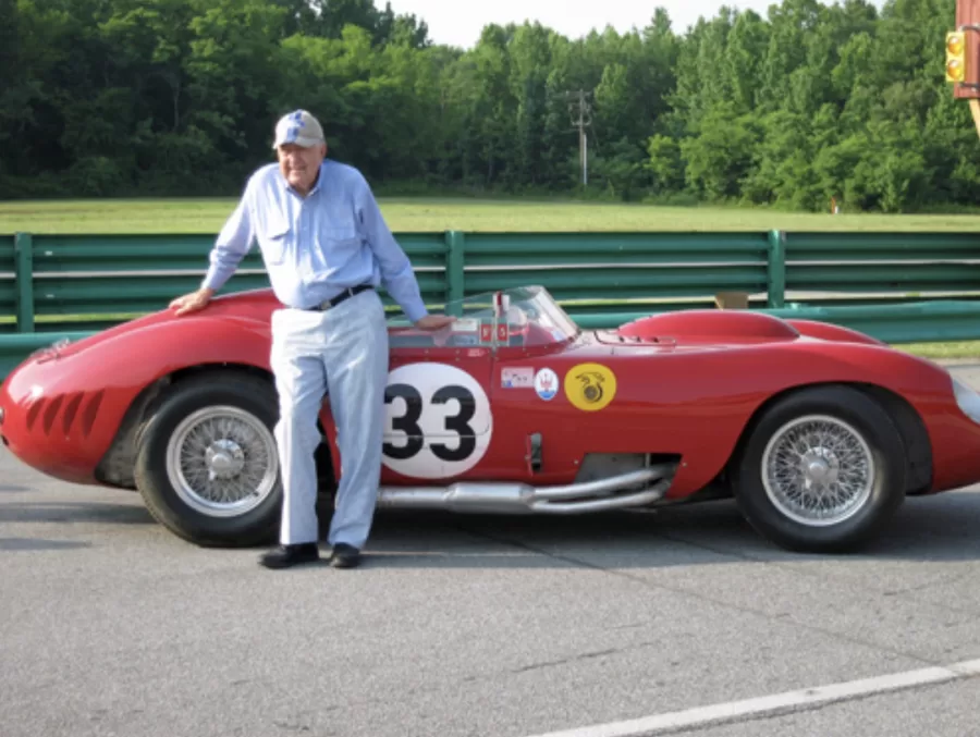 Shelby ao lado de seu Maserati 450S de 1957 no Virginia International Raceway em 2007 - Foto: Sherry Lambert Stapleton / Flickr