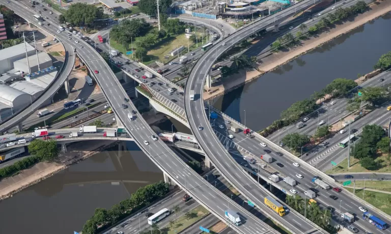 Brasil é eleito o 8º país mais desafiador para dirigir