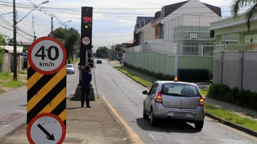 A Câmara dos Deputados analisa o Projeto de Lei 2990/24, que exige que infrações de trânsito registradas por radares e câmeras enviem imagens para garantir defesa justa aos motoristas autuados - Foto: Prefeitura de Curitiba/Divulgação