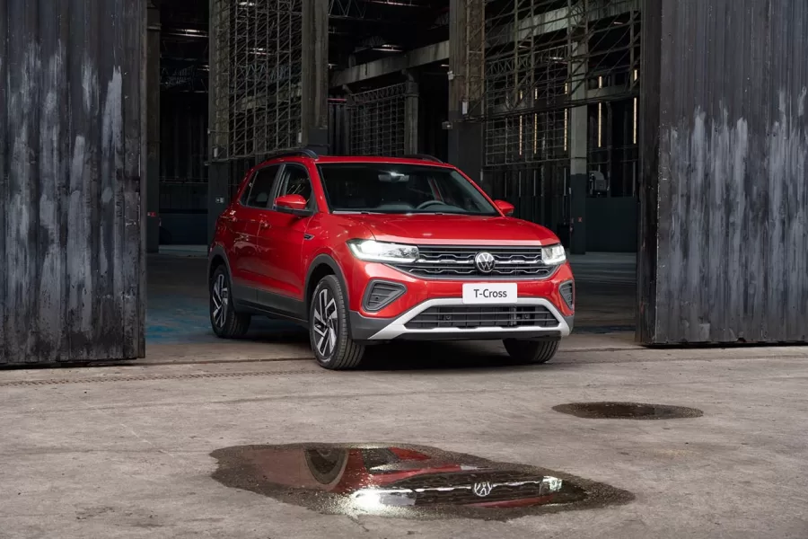 O Volkswagen T-Cross se destacou ao liderar o ranking geral de vendas entre SUVs, com 9.176 unidades emplacadas, superando concorrentes e mantendo a preferência entre os modelos compactos.