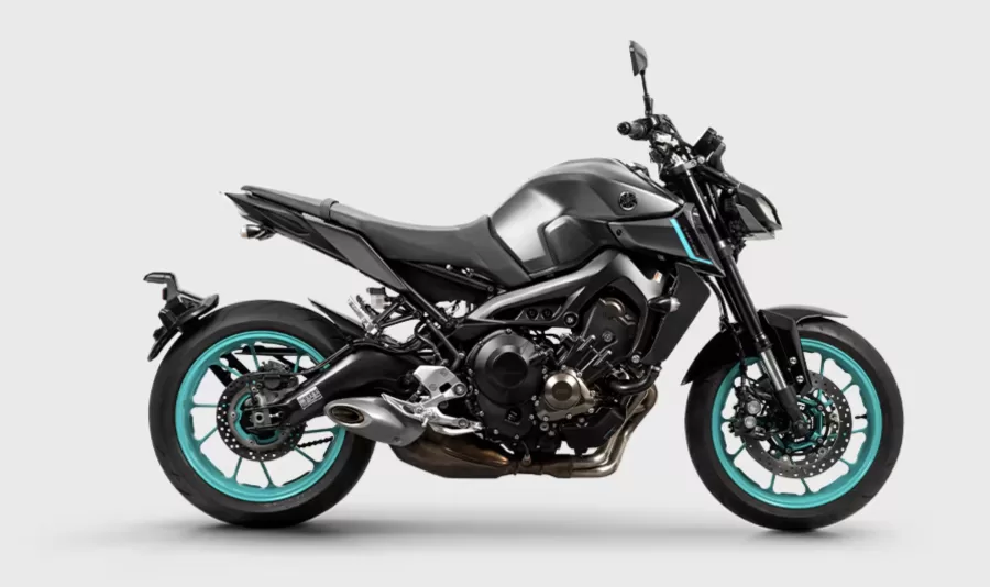 A Yamaha MT-09 2025 chega ao mercado com um motor de 3 cilindros e 847 cc, entregando 115 cv de potência a 10.000 rpm. Essa configuração proporciona um desempenho equilibrado em diversas situações.