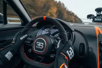 O Bugatti Mistral se torna o conversível mais rápido do mundo, superando o Hennessey Venom GT.