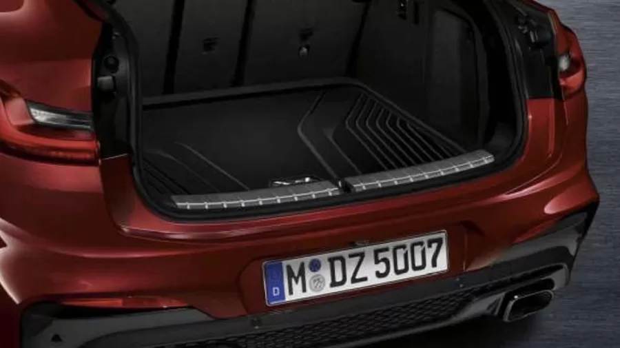 O BMW X4 combina conforto interno com alta tecnologia, oferecendo ar-condicionado de três zonas e um porta-malas espaçoso que alia funcionalidade ao design esportivo do modelo.