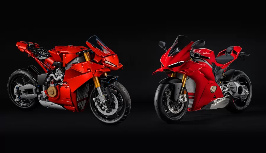 A Ducati e o Grupo Lego lançaram uma réplica da Panigale V4 S em Lego Technic. O modelo em escala 1:4 inclui 1.603 peças e funcionalidades que replicam elementos técnicos da moto original.