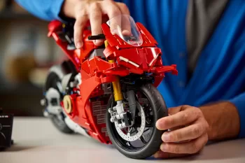 Ducati Panigale V4 S vira brinquedo Lego