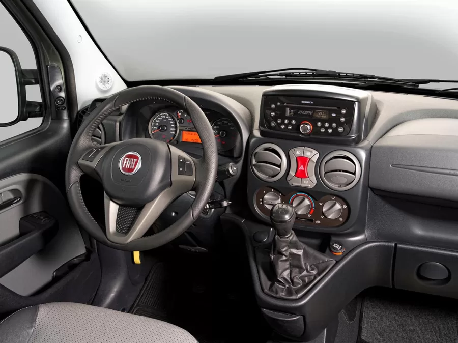 O interior comporta até sete ocupantes com bancos rebatíveis e moduláveis. O porta-malas tem 665 litros, com carga útil de 490 kg para usos variados.