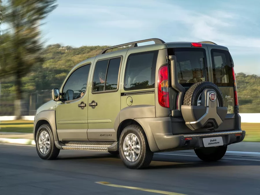 A Fiat Doblò Adventure 1.8 2020 é ideal para quem busca um veículo robusto, com boa altura do solo, útil tanto em estradas urbanas quanto rurais, oferecendo espaço para até sete passageiros.