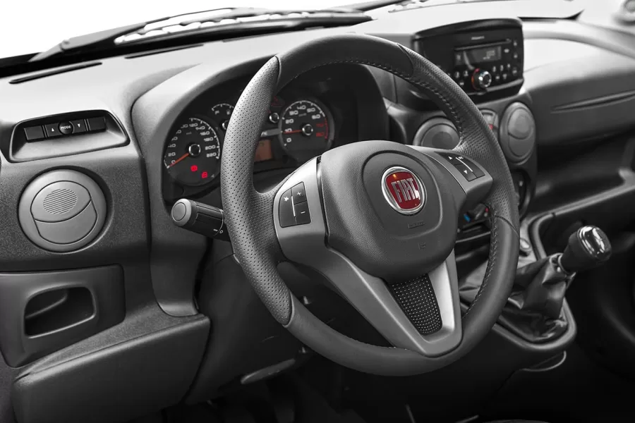 Airbags frontais, cintos de três pontos para todos, direção assistida, ar-condicionado, CD player, Bluetooth, conexão USB e volante multifuncional