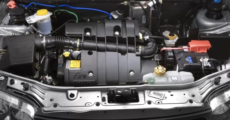 Motor dianteiro com aspiração natural, 4 cilindros em linha, injeção multiponto e 999 cm³. Potência de 73 cv (álcool) e 75 cv (gasolina) a 6250 rpm. Torque de 9,9 kgfm (álcool) e 9,5 kgfm (gasolina) a 4500 rpm.