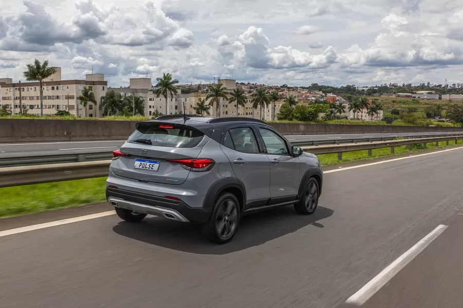 Desempenho dinâmico e estável com motor híbrido leve, facilitando resposta rápida e estabilidade em diferentes condições de piso e clima.