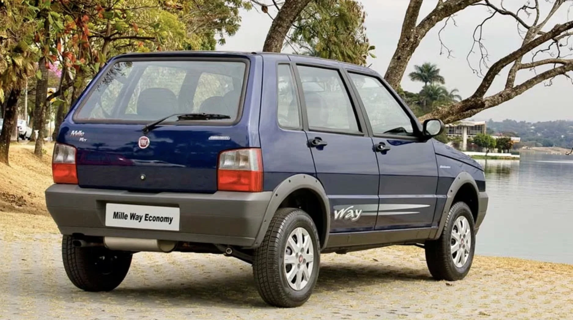 O Fiat Uno Mille 2013 4 portas completo segue no mercado de usados, reunindo simplicidade mecânica e recursos básicos de conforto procurados por famílias.