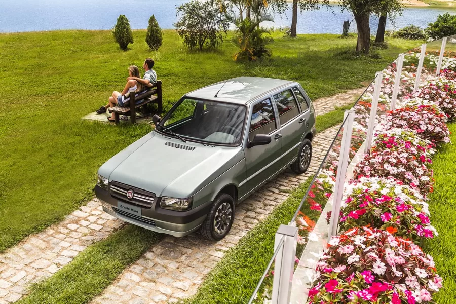 O Fiat Uno Mille se despediu em 2013 com a série especial Grazie Mille, edição limitada a 2.000 unidades, encerrando a trajetória de 30 anos do modelo que popularizou os carros 1.0 no Brasil.