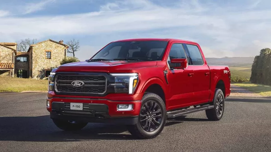 A Ford F-150 2025 chega ao Brasil em duas versões, Lariat e Lariat Black, com mesmo motor e preço, mas diferenciadas por acabamentos cromados ou escurecidos, sem opcionais.