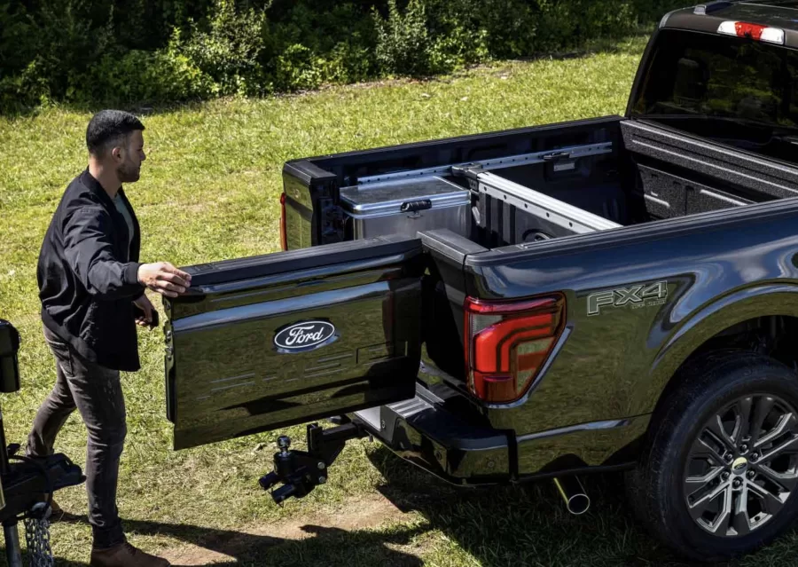 A Ford F-150 2025 traz inovação na caçamba com tampa de abertura dupla, permitindo acesso lateral ou completo, ideal para facilitar o uso mesmo ao rebocar trailers ou cargas pesadas.