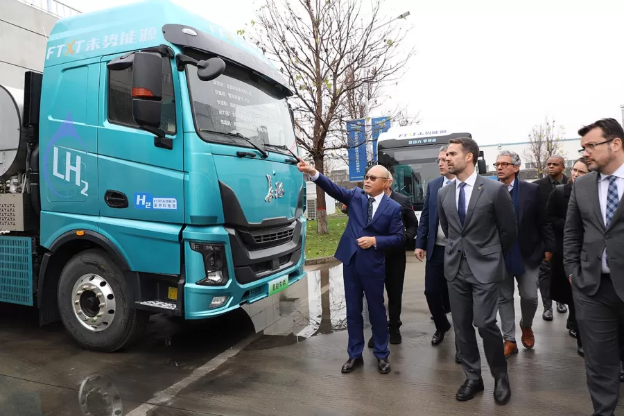 O governador do RS, Eduardo Leite, esteve na GWM Hydrogen em Baoding, China, para fortalecer laços e conhecer tecnologias avançadas de hidrogênio voltadas para energia limpa e mobilidade sustentável.