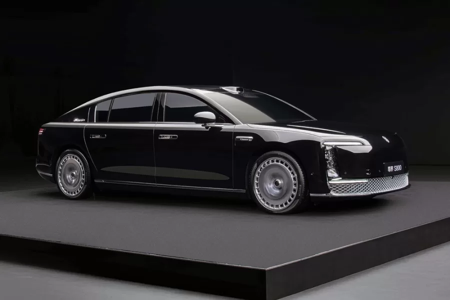 Com preços entre 1 e 1,5 milhão de yuans, o sedã oferece opções de cores sofisticadas e design detalhado, posicionando-se como concorrente direto de Maybach e Rolls-Royce no segmento.