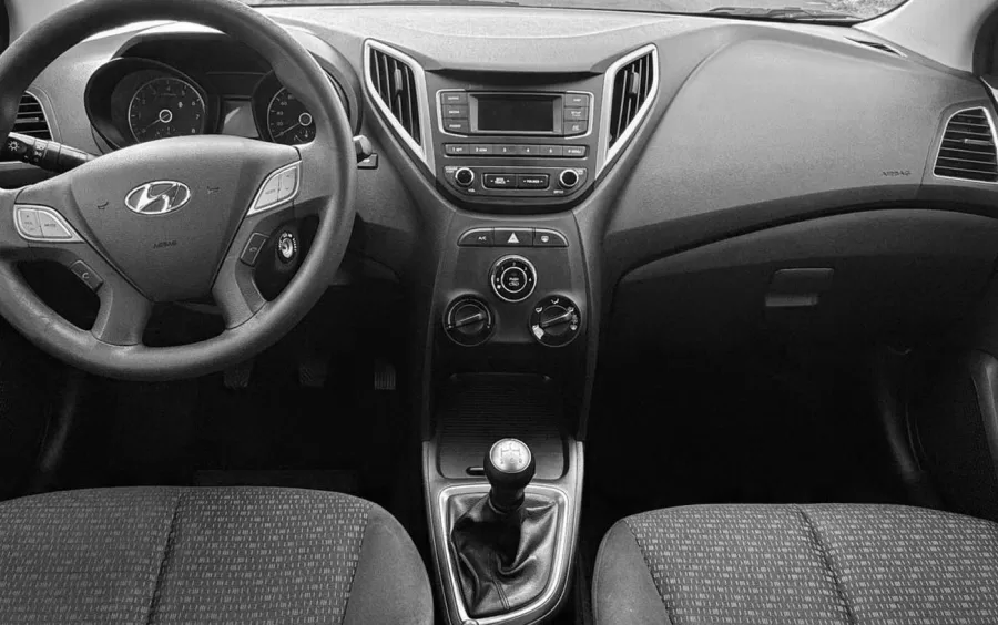 O HB20 2019 acomoda 5 ocupantes, tem porta-malas de 300 litros e carga útil de 425 kg, oferecendo espaço justo e conforto para trajetos urbanos diários.